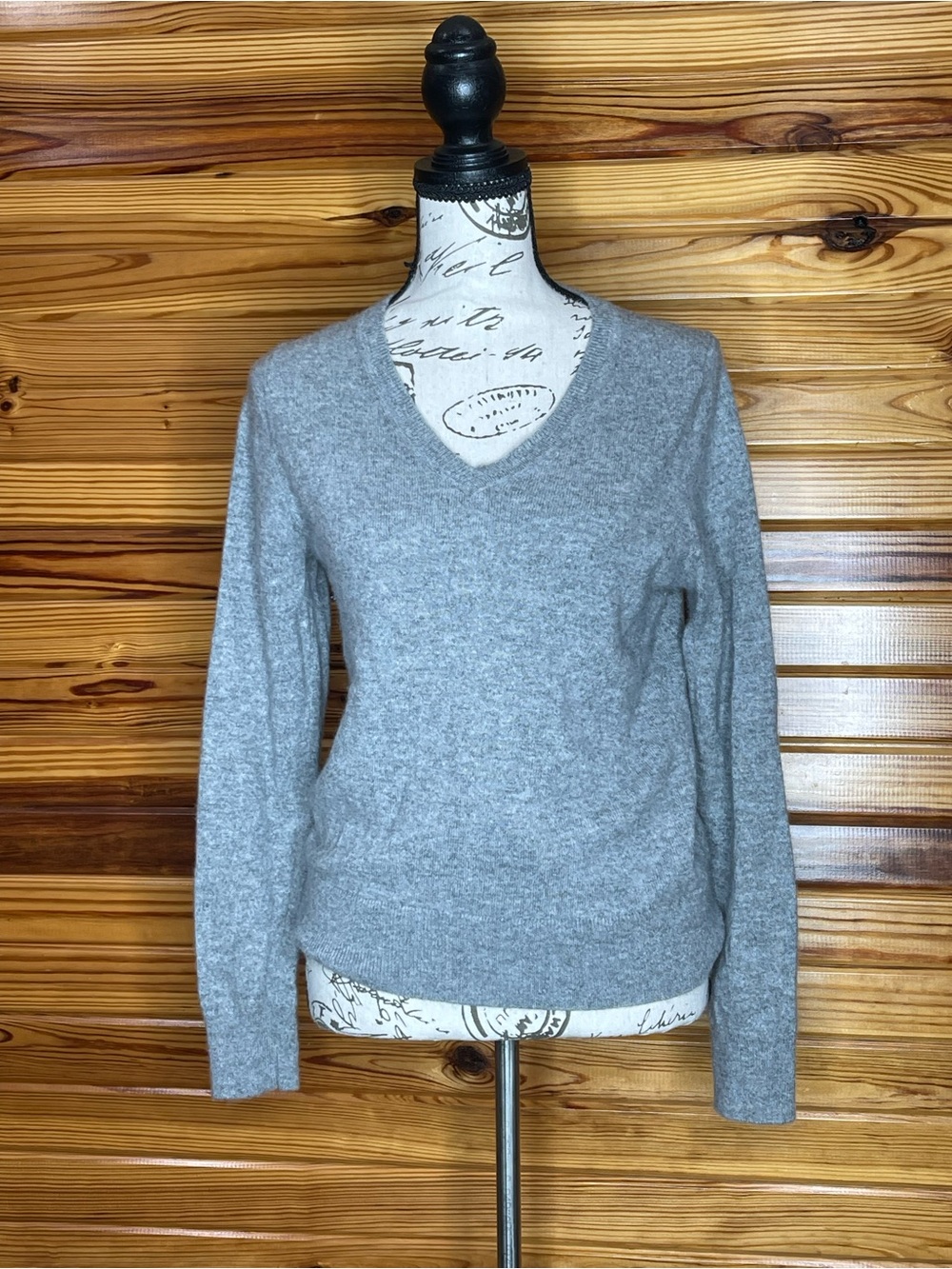 Quince Women's Light Gray V-Neck Cashmere Sweater